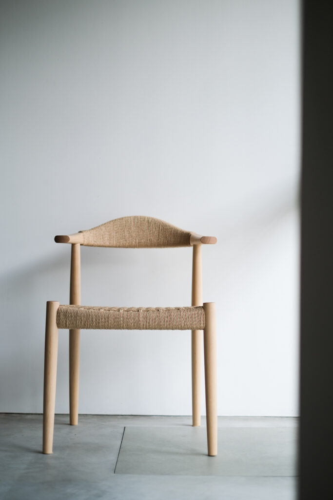 ペーパーコードで編まれたシラカバのダイニングチェア