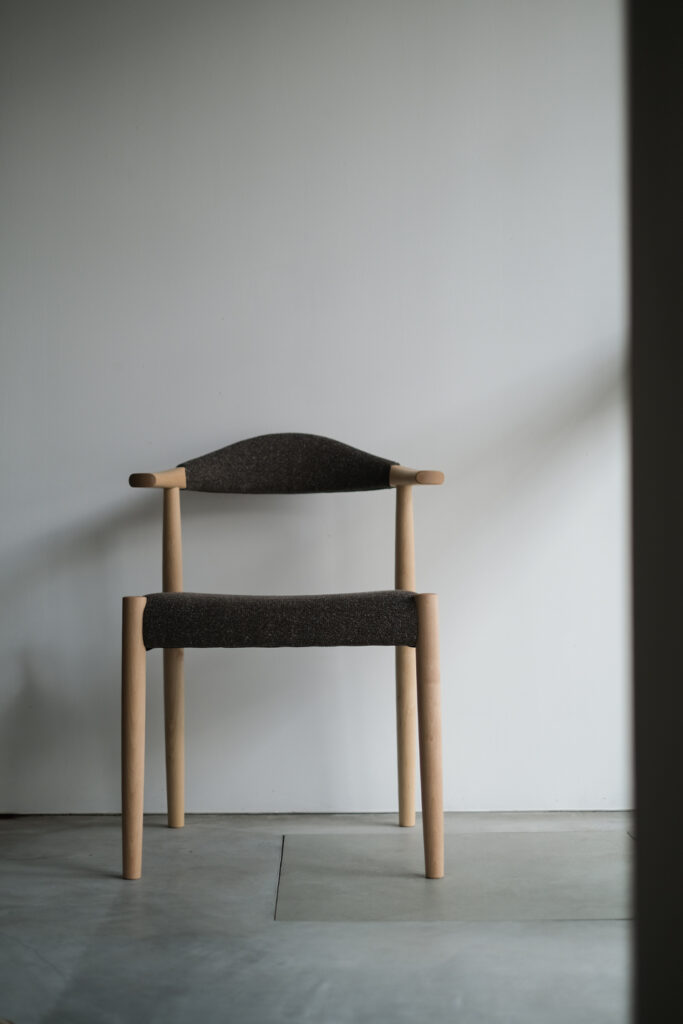 グレー張地のシラカバのダイニングチェア