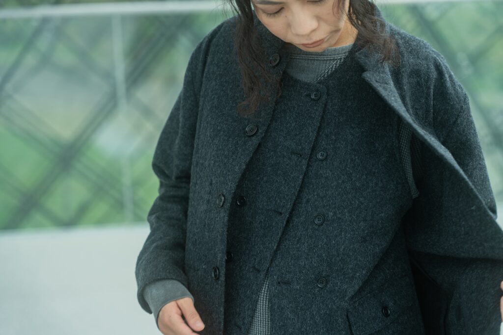 ウール素材のジャケットを着た女性