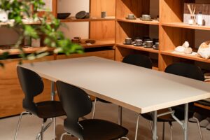 札幌市にあるインテリアショップ、アルシーブル（ARCHIBLEU）の店内展示。テーブルと椅子を中心とした家具の空間コーディネート。