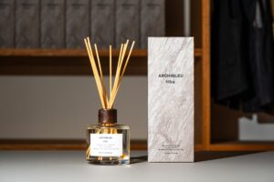 ARCHIBLEUのヒバを使用したディフューザーと専用ボックスの製品イメージ。