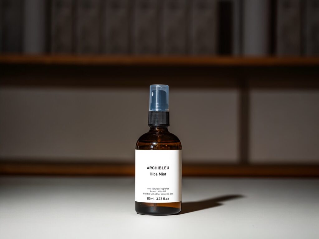 ARCHIBLEUのヒバを使用したルームミストの製品イメージ。